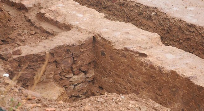 İnşaat alanında tarihi duvar bulundu, çalışma durdu