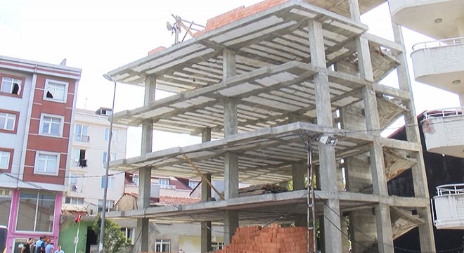 İnşaattaki tuğlalar kadının üzerine düştü