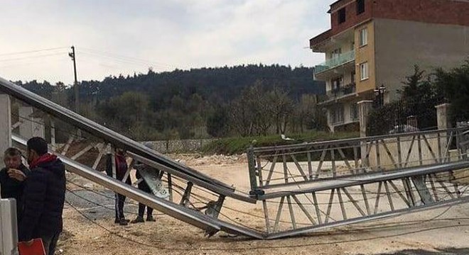 İnşaattaki vinç, rüzgarda devrildi