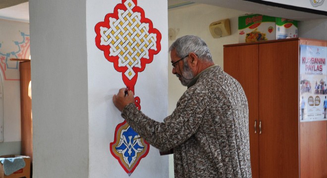 İnternetten öğrendiği hat sanatını cami duvarlarına işledi