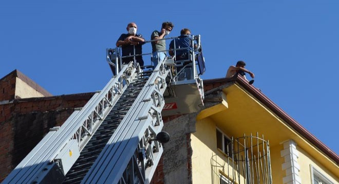 İntihar etmek için çatıya çıktı, polis ikna etti