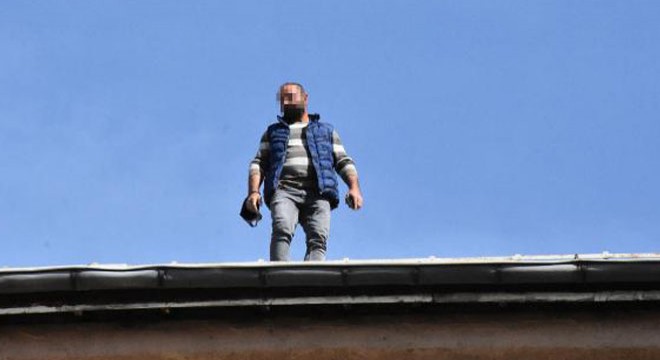 İntihar için çatıya çıktı, meraklılar görüntülemeye çalıştı