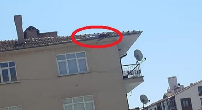 İntihar için çıktığı çatının kenarına uzanırken böyle düştü