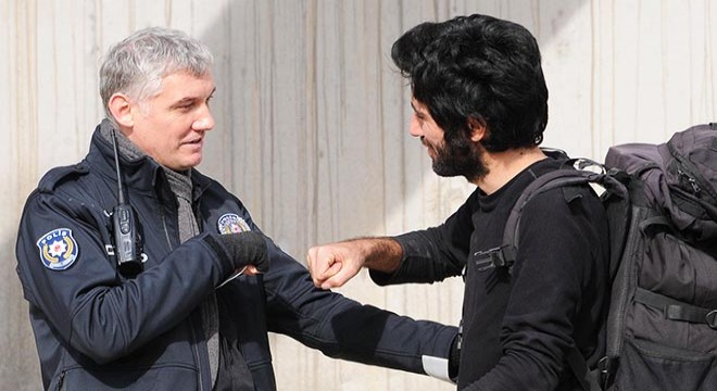 İntihardan vazgeçti, polisle yumruk selamı yaptı