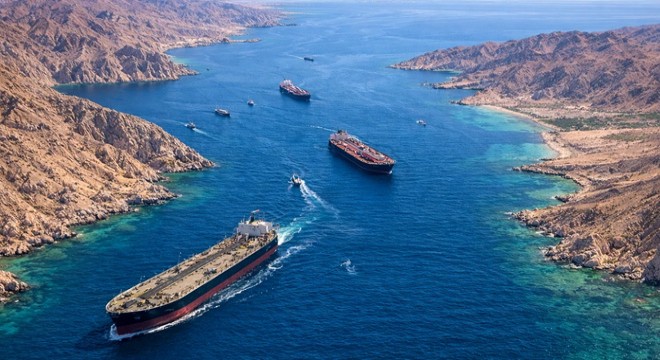 İran: Hürmüz Boğazı'nda iki petrol tankeri vuruldu