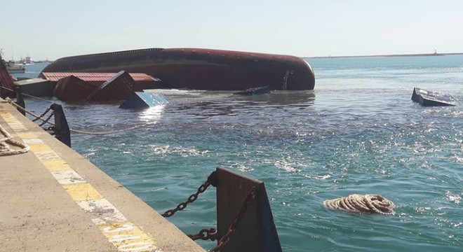 İran’da konteyner yüklü gemi battı