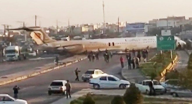 İran’da yolcu uçağı yola indi