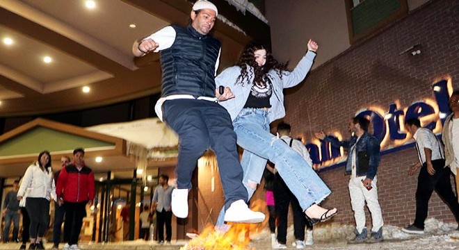 İranlı turistler, Palandöken'de nevruz ateşinden atladı