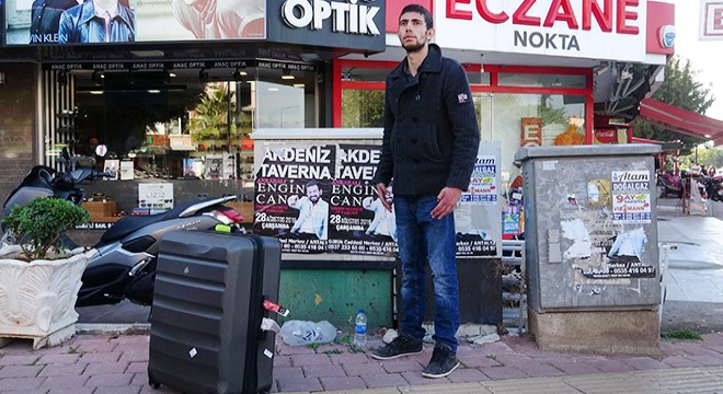 Turist, kaldırımda cansız manken gibi bekledi