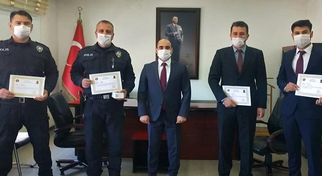 Irmağa atlayan kızı kurtaran polisler ödüllendirildi