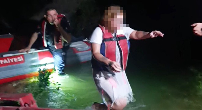 Irmaktaki adacıkta mahsur kaldı, ekiplerden özür diledi