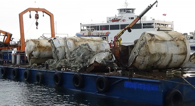 İş adamının üzerine beton blok düştü