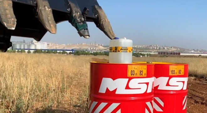 İş makinesi ile şişe kapağı açtı, binlerce beğeni topladı