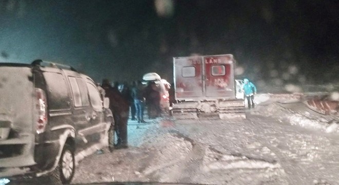 İş makinesi uçuruma yuvarlandı: 2 ölü, 2 kayıp