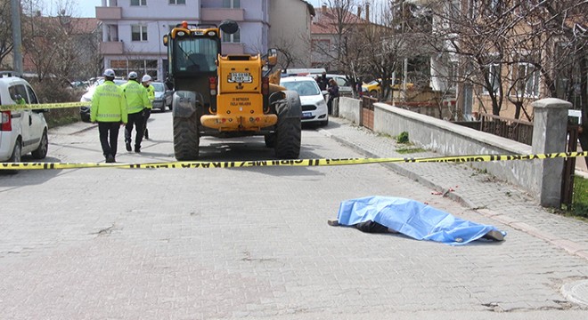 İş makinesinin altında kalıp öldü
