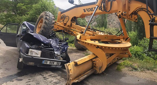 İş makinesinin ezdiği otomobilin sürücü öldü