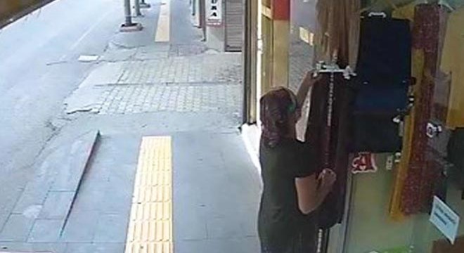 İş yeri önündeki pantolonun çalınma anı kamerada