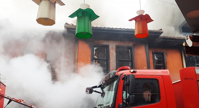 İş yeri yangınında 3 tarihi bina zarar gördü