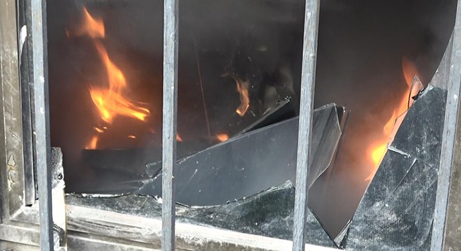 İş yerindeki yangını sosyal mesafeye uymadan izlediler