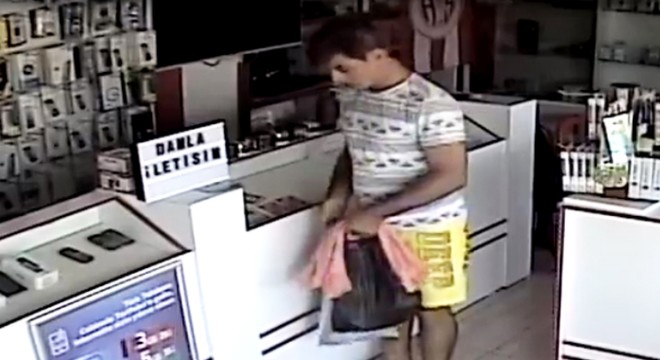 İş yerinden sadaka kutusunu çalma anı kamerada