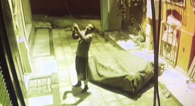İş yerine girmeye çalışan kişi 8 metreden yere çakıldı