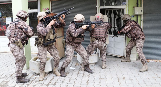 İş yerine tıka basa doldurulan kaçak göçmenler yakalandı