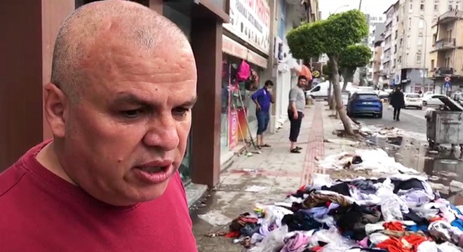 İş yerini su basan esnaf, ürünleri vatandaşa dağıttı