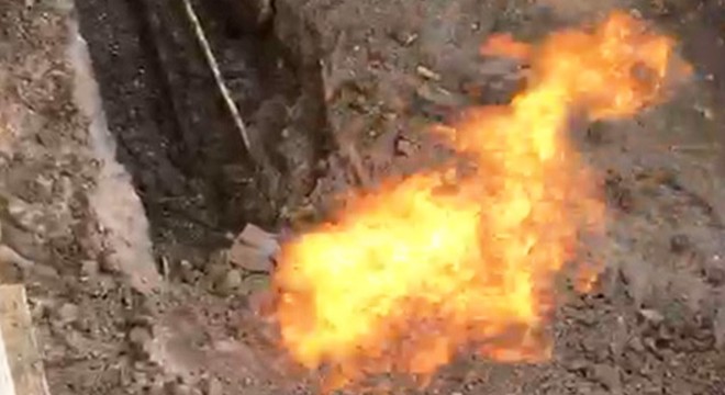 İş makinesi boruyu deldi, doğal gaz alev aldı