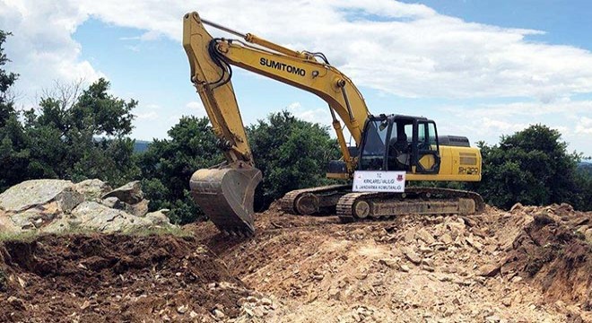 İş makinesi ile kaçak kazı yaparken yakalandılar