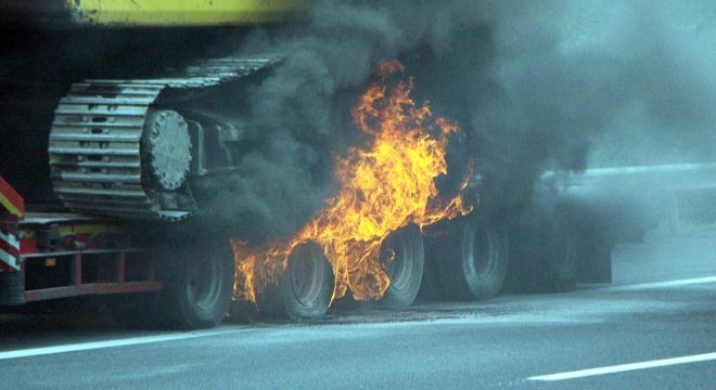 İş makinesi yüklü TIR’ın lastikleri yandı