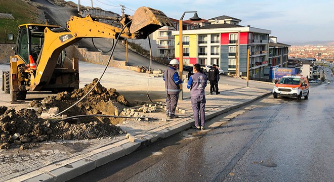 İş makinesiyle kazı sırasında doğalgaz borusu patladı