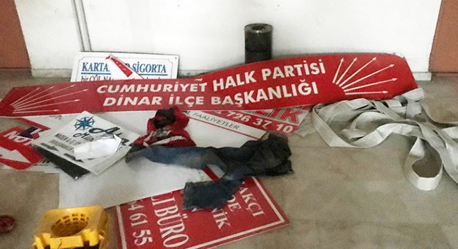 İş merkezindeki tabelaları söküp, zarar verdiler