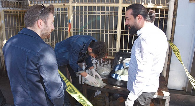 İş yeri önüne bırakılan şüpheli valizden 7 kilo esrar çıktı