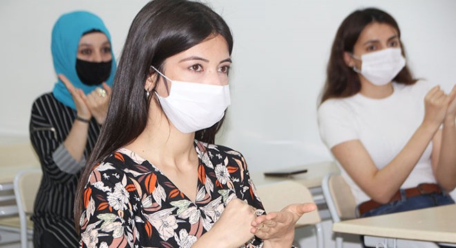 İşaret diliyle Babalar Günü'nü kutladılar