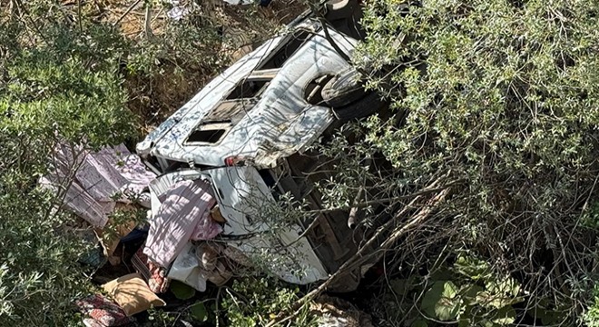İşçi minibüsü uçuruma yuvarlandı: 3 ölü, 18 yaralı