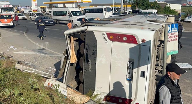 İşçi servis midibüsü TIR’a çarpıp devrildi: 13 yaralı