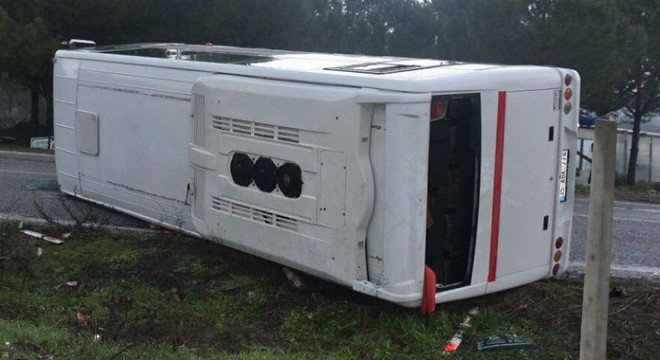 İşçi servis midibüsü devrildi: 2'si ağır 17 yaralı