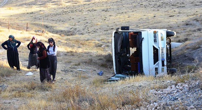 İşçi servis midibüsü şarampole devrildi: 14 yaralı