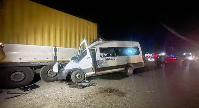 İşçi servisi TIR’a çarptı: 1 ölü,7 yaralı