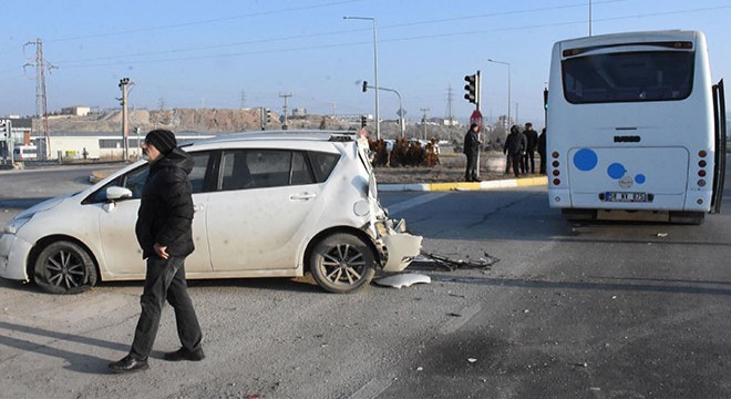 İşçi servisi ile otomobil çarpıştı: 4 yaralı