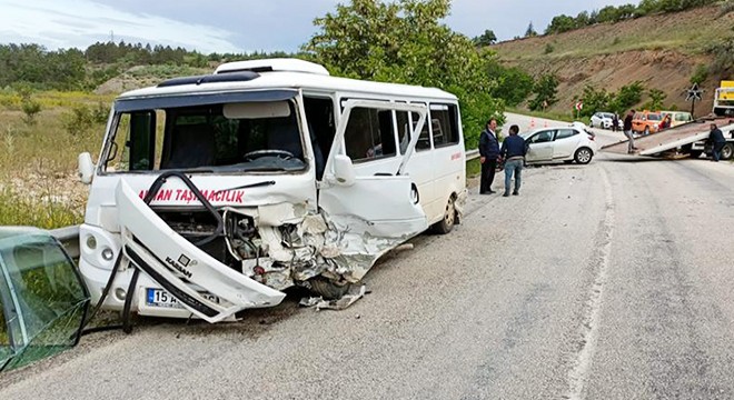 İşçi minibüsü ile otomobil çarpıştı; 13 yaralı