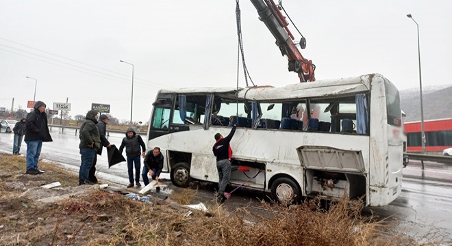 İşçi servis midibüsü devrildi: 3 ü ağır, 25 yaralı