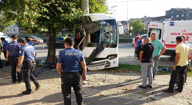 İşçi servis midibüsü direğe çarptı: 2 ölü, 17 yaralı