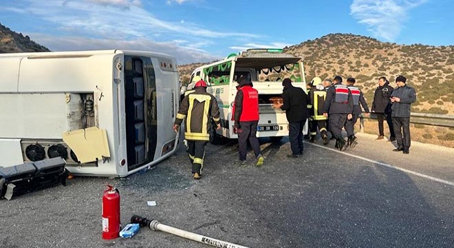 İşçi servisi devrildi: 2 ölü, 15 yaralı