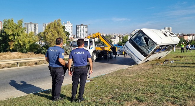 İşçi servisi devrildi: 2 si ağır 16 yaralı