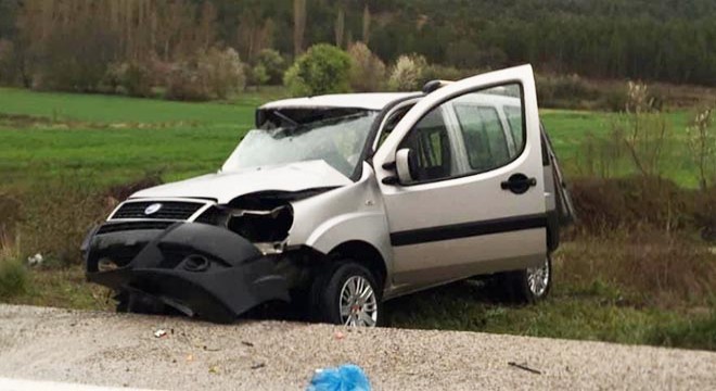 İşçi servisi ile hafif ticari araç çarpıştı: 2 ölü, 17 yaralı