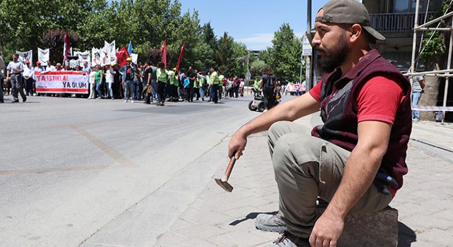 İşçiler, kutlamaları uzaktan izledi