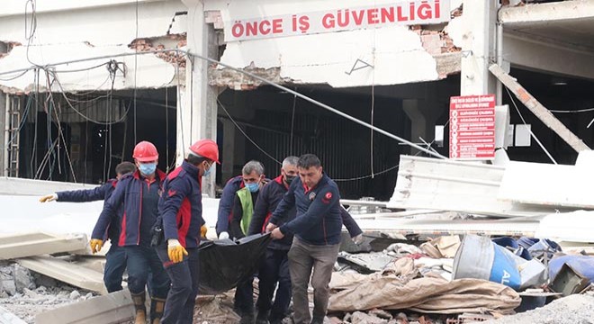 İşçiler enkaz altında kaldı: 1 ölü, 4 yaralı