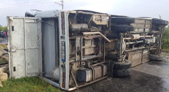 İşçileri taşıyan midibüs devrildi: 1 ölü, 15 yaralı