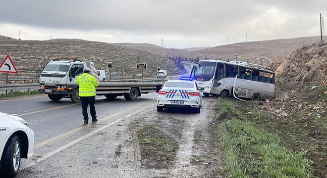 İşçileri taşıyan midibüs devrildi: 15 yaralı